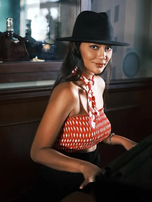 Terkadang ia menampilkan gaya boyish, tak jarang ia juga menampilkan gaya ultra feminin. (Foto: Instagram/ Erika Carlina)