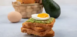 Open-faced breakfast sandwich biasanya dibuat menggunakan roti gandum yang dipadukan dengan telur, alpukat, keju, serta sayuran segar. (Foto/dok: freepik/stockking)