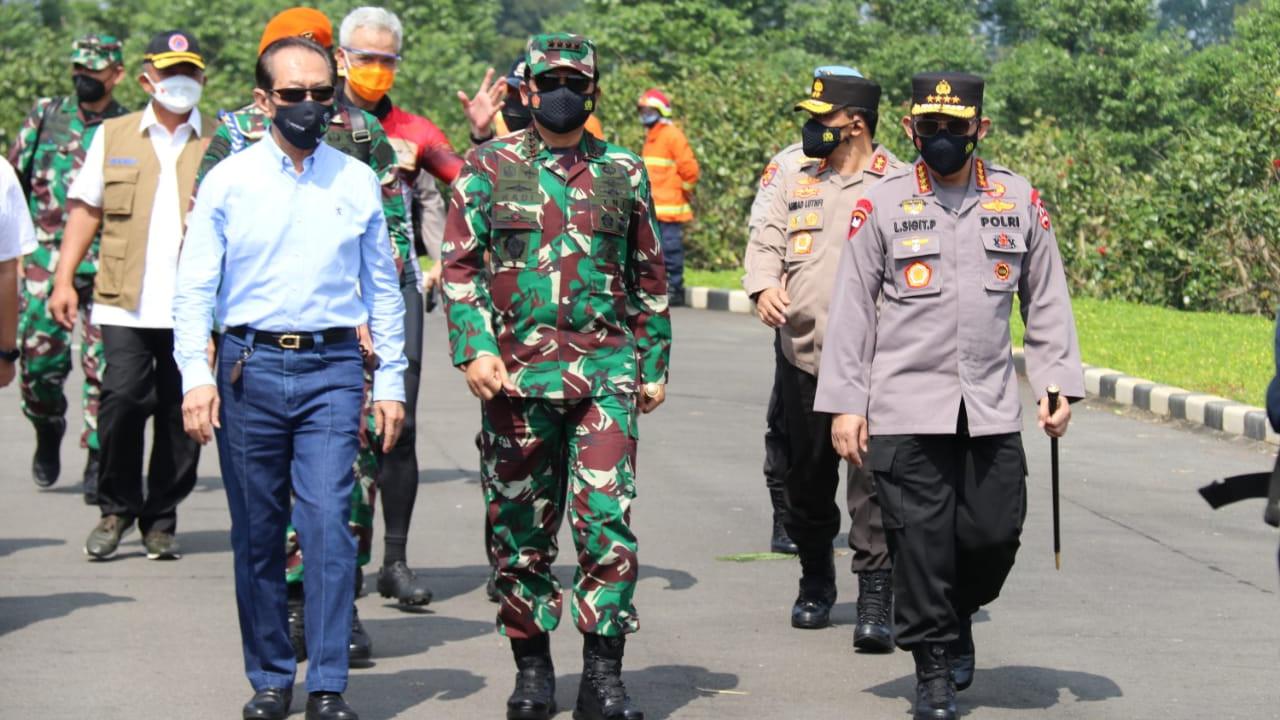 Panglima TNI dan Kapolri pantau lonjakan kasus Covid-19 di Kudus, Jawa Tengah. (Foto: Liputan6.com/Felek Wahyu)