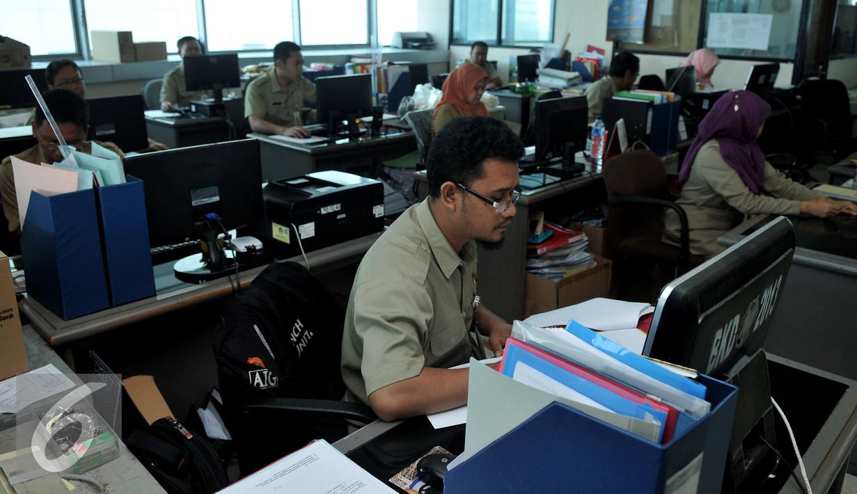 Sejumlah Pegawai Negeri Sipil (PNS) melakukan aktivitas di kantor Balai Kota DKI, Jakarta, Rabu (22/7/2015). Hari ini adalah hari pertama masuk kerja di lingkungan Pemerintah Daerah Jakarta pasca cuti bersama Idul Fitri 1436H. (Liputan6.com/Johan Tallo)
