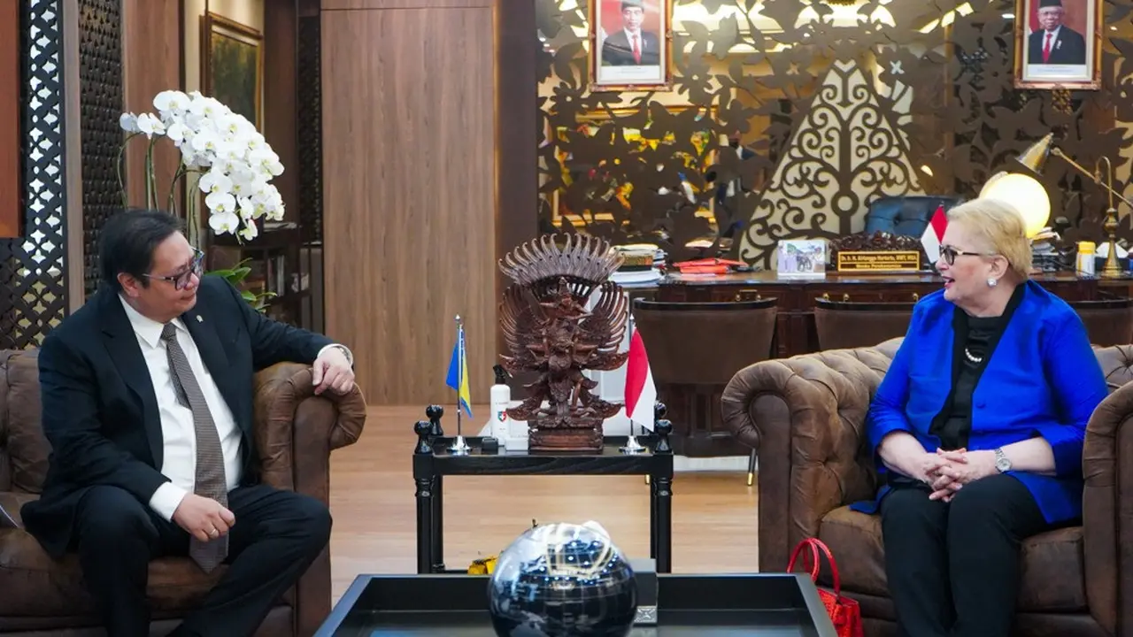 Pertemuan antara Menteri Koordinator Bidang Perekonomian Airlangga Hartarto dengan Menteri Luar Negeri Bosnia dan Herzegovina Y.M. Bisera Turkovic, Senin (13/06), di Kantor Kemenko Perekonomian.