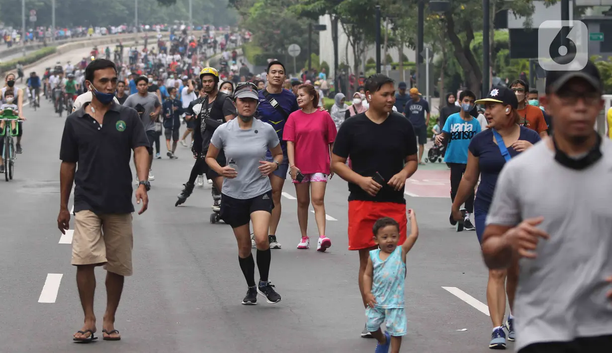 Warga berolahraga di kawasan Bundaran HI, Menteng, Jakarta Pusat, Minggu (22/5). Pemerintah Pemprov DKI Jakarta kembali menggelar Hari Bebas Kendaraan Bermotor (HBKB) di sejumlah ruas jalan Ibu Kota. HBKB yang digelar pukul 06.00 – 10.00 tersebut dalam rangka meningkatkan kualitas udara di Jakarta. (Liputan6.com/Herman Zakharia)