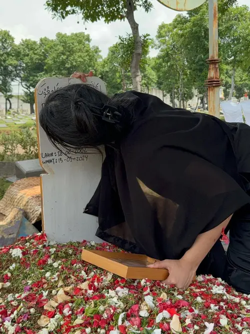 Putri Dede Yusuf Nangis di Makam Kekasih yang Baru Meninggal Sambil Peluk  Pusara, Deretan Seleb Muda Banyak yang Ikut Rasakan Duka - ShowBiz  Liputan6.com