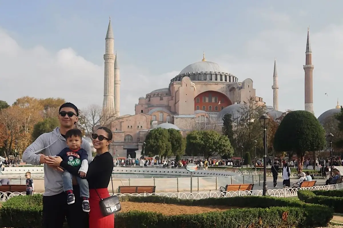 Baby Issa anak Nikita Willy tampil stylish saat liburan di Turki