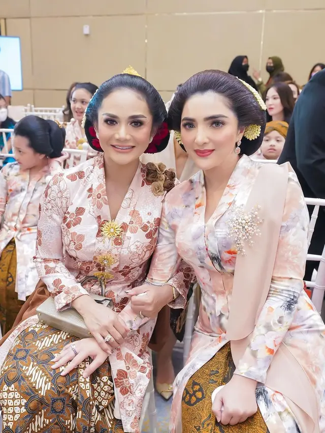 Ashanty dan Krisdayanti dalam momen tasyakuran tujuh bulan kehamilan Aurel Hermansyah (Foto: Instagram/@ashanty_ash)