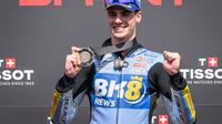 Fermin Aldeguer saat naik podium Sprint Race MotoGP Prancis 2025. (Loic VENANCE / AFP)