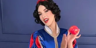 Tasya Farasya tidak pernah berhenti untuk menghadirkan kreasinya meniru berbagai karakter. Kali ini, ia mengunggah beberapa potret dirinya cosplay jadi Snow White, mari kita lihat di sini. Foto: Instagram.