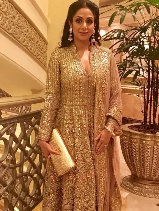 Wanita kelahiran 13 Agustus 1963 memulai debutnya di film Bollywood pada 1978. Tidak lama setelah itu, ia menjadi aktris papan atas India. (Foto: instagram.com/sridevi.kapoor)