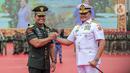 Panglima TNI Laksamana TNI Yudo Margono (kanan) salam komando dengan mantan Panglima TNI Jenderal TNI Andika Perkasa (kiri) pada acara serah terima jabatan Panglima di Mabes TNI, Cilangkap, Jakarta, Selasa (20/12/2022). Yudo Margono dilantik sebagai Panglima TNI oleh Presiden Joko Widodo pada 19 Desember 2022 berdasarkan Keputusan Presiden Republik Indonesia Nomor 91/TNI/2022 tentang Pemberhentian dan Pengangkatan Panglima Tentara Nasional Indonesia. (Liputan6.com/Faizal Fanani)
