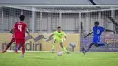 Kiper Timnas Indonesia, Ikram Al Giffari (tengah) bersiap menerima tendangan pemain Maladewa, Shanaan Rashaad (kanan) pada laga Grup F Kualifikasi Piala Asia U-20 2024 di Stadion Madya, Senayan, Jakarta, Rabu (25/09/2024). (Bola.com/Bagaskara Lazuardi)