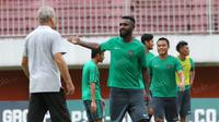 Yanto Basna ketika menyampaikan pendapatnya kepada Alfred Riedl pada sesi latihan di Stadion Maguwoharjo, Sleman, Jumat (07/10/2016). (Bola.com/Nicklas Hanoatubun)
