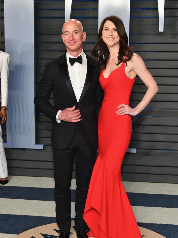 Jeff Bezos dan MacKenzie menghadiri Vanity Fair Oscar Party di Wallis Annenberg Center, Beverly Hills, California, Amerika Serikat, 4 Maret 2018. (DIA DIPASUPIL / GETTY IMAGES NORTH AMERICA / AFP)