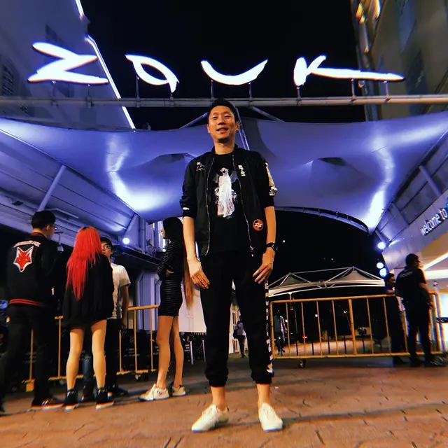 DJ Lexology dikenal sebagai disc jockey yang juga produser musik (https://www.instagram.com/p/B1K9p0jpz-P/)