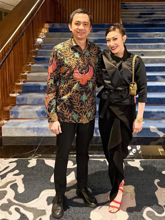 Ayu Dewi kondangan pakai setelan hitam. [@mrsayudewi]