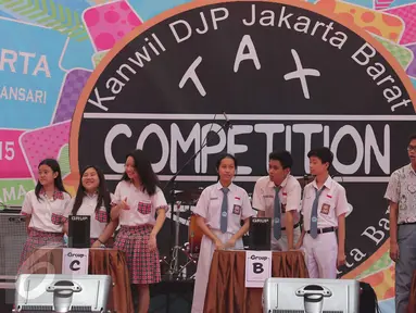 Kanwil DJP Jakbar menggelar Tax Competition 2015 yang berisi lomba cerdas cermat, tari tradisonal dan jinggel pajak, Jakarta, Senin (23/11/2015). Kompetisi tersebut untuk memberikan edukasi pajak dan budaya nusantara sejak dini (Liputan6.com/Angga Yuniar)