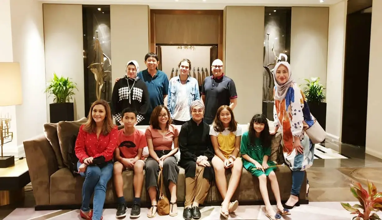 Tidak hanya kakaknya yang berkomentar di kolom komentarnya, tapi juga nenek Dul, Kusthini Harjono Sigit, ibunda Maia Estianty yang akan mendoakan pasangan untuk cucu-cucunya. "eyang mau tahajud doa untuk anak cucu mumpung masih hidup," tulis kusthini_hs (Instagram/kusthini_hs)