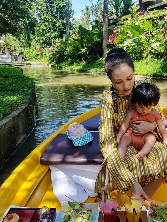 Selain banyak yang mengaku gemes dengan Rio, tidak sedikit yang melihat kelucuan anak pertama pasangan Rio dan Atiqah.  (Instagram/riodewanto)