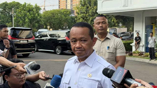 Bahlil Sentil Orang Kaya: Pakai Mobil Mewah tapi Beli BBM Subsidi