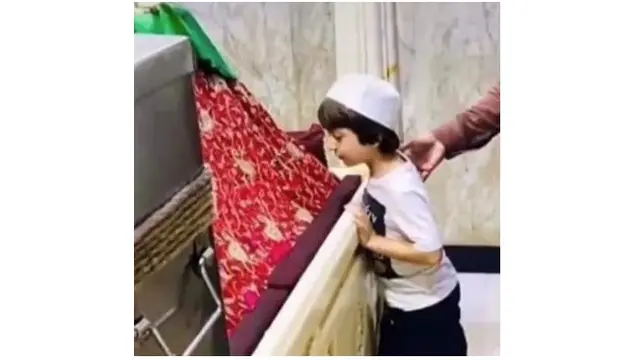 Lancar Salat di Usia 6 Tahun, Ini 7 Potret Abram Anak Shah Rukh Khan
