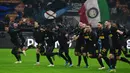 Para pemain Inter Milan merayakan kemenangan atas SPAL pada laga Serie A Italia di Stadion San Siro, Millan, Minggu (1/12). Inter menang 2-1 atas SPAL. (AFP/Miguel Medina)