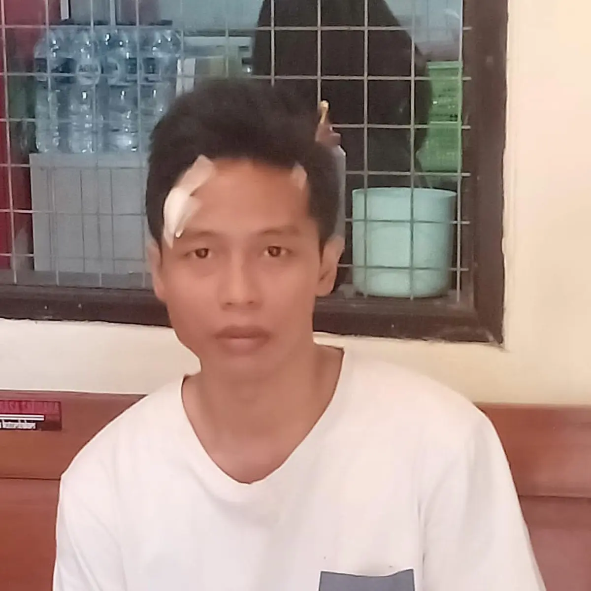 Ngintip mandi pintu biru