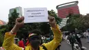 Mahasiswa yang tergabung dalam Aliansi BEM SI melakukan aksi unjuk rasa di kawasan Kuningan Persada sekitar Gedung Merah Putih KPK, Jakarta, Rabu (16/6/2021). Mereka menolak pelemahan KPK melalui TWK yang berujung penonaktifan 75 pegawai termasuk beberapa penyidik. (Liputan6.com/Helmi Fithriansyah)