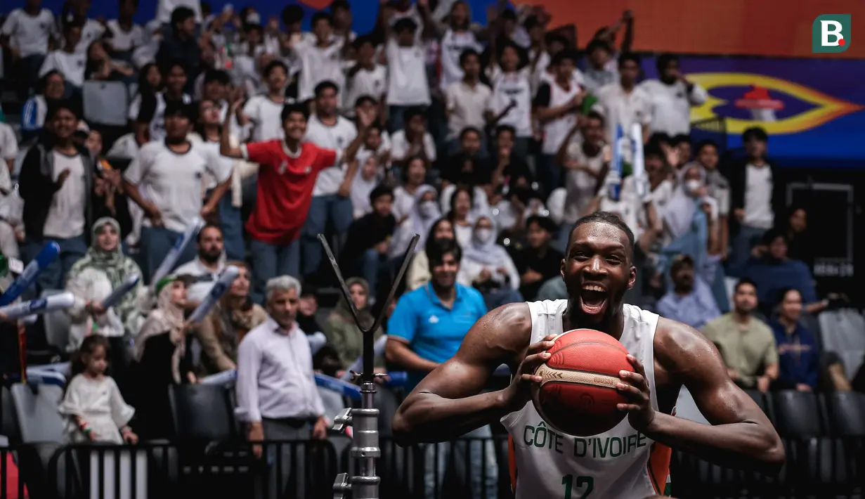 <p>Reaksi pebasket Pantai Gading, Vafessa Fofana saat berusaha mengejar bola pada laga kedua Grup G Piala Dunia FIBA 2023 melawan Iran di Indonesia Arena, Senayan, Jakarta, Senin (28/08/2023). (Bola.com/Bagaskara Lazuardi)</p>