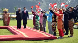 Presiden Joko Widodo atau Jokowi (kanan) menyambut kunjungan kenegaraan Presiden Timor Leste Jose Ramos Horta di Istana Kepresidenan Bogor, Jawa Barat, Selasa (19/7/2022). Ramos Horta tiba di Istana Bogor sekitar pukul 09.57 WIB dengan diiringi arak-arakan pasukan berkuda serta musik kesenian tradisional. (Foto: Lukas - Biro Pers Sekretariat Presiden)