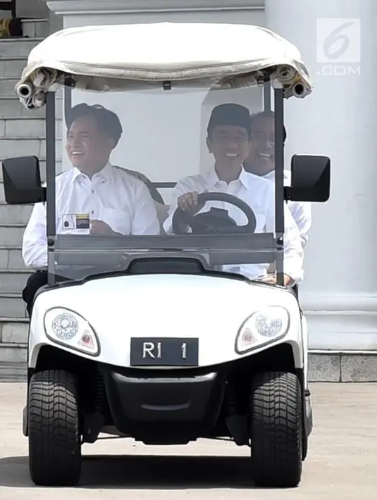 Presiden Joko Widodo dan pakar hukum tata negara, Yusril Ihza Mahendra menaiki golf cart bersiap menuju Masjid Baitussalam untuk menunaikan salat Jumat di Kompleks Istana Bogor, Jawa Barat, Jumat (30/11). (Liputan6.com/HO/Biropers)