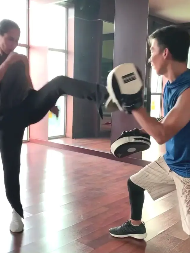 Pevita Pearce Latihan Gulat MMA