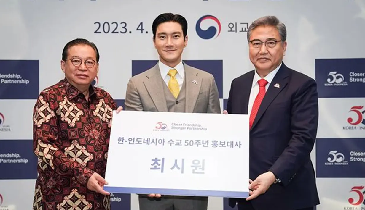 Pelantikan Choi Siwon Super Junior sebagai Dita Hubungan Diplomatik Korea Selatan dan Indonesia ini tak lepas dari sorotan netizen. Pasalnya, pria kelahiran 7 April 1986 ini disebut mampu memberikan kontribusi besar terhadap hubungan bilateral terkait dengan hal budaya. (Liputan6.com/IG/@koremb.idn)
