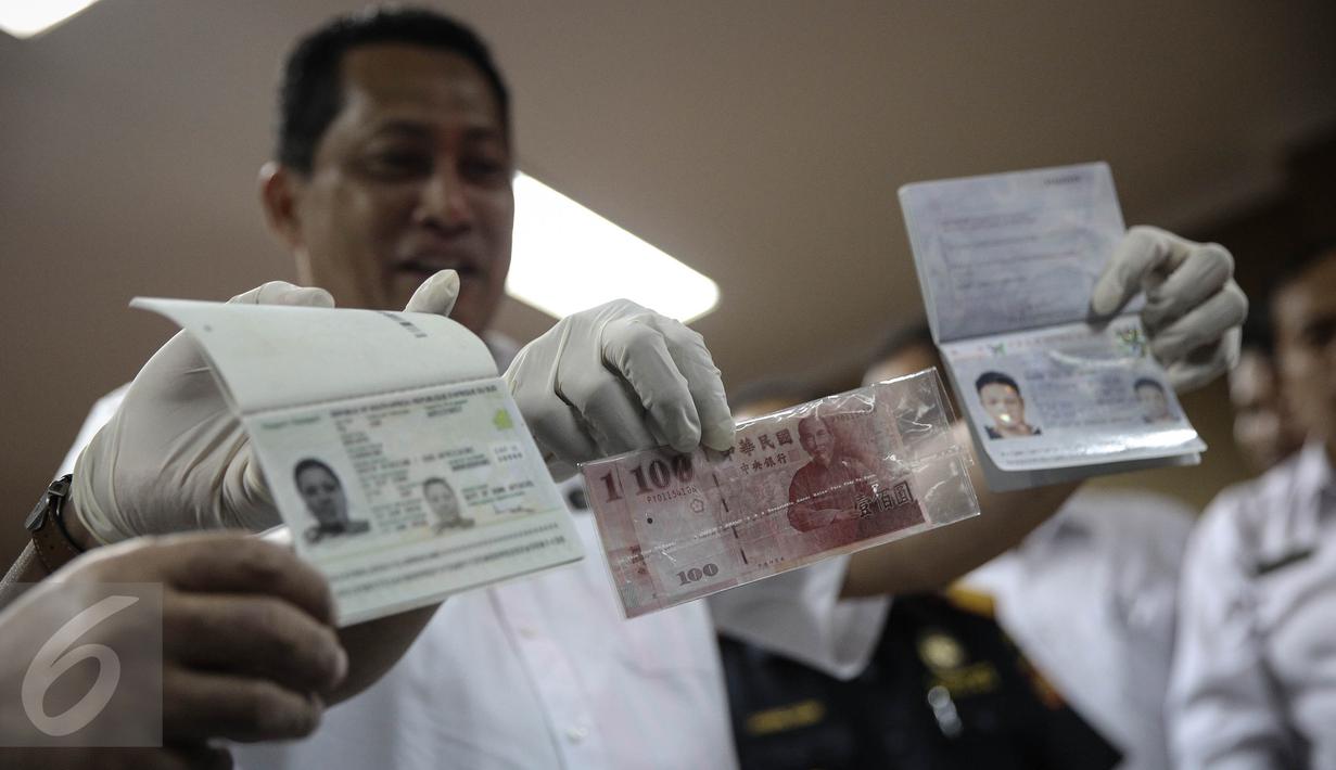 Kepala BNN Komjen Budi Waseso menunjukan barang bukti paspor yang digunakan pelaku saat rilis barang bukti sabu di Gedung BNN, Jakarta, Rabu (20/4). BNN berhasil membongkar sindikat sabu international. (Liputan6.com/Faizal Fanani)