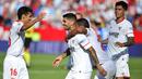 Para pemain Sevilla merayakan gol yang dicetak Ever Benega ke gawang Malaga pada laga La Liga Spanyol, Minggu (1/10/2017). Sevilla menang 2-0 atas  Malaga. (AFP/Cristina Quicler)