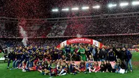 Pemain Barcelona merayakan gelar juara Copa del Rey setelah mengalahkan Sevilla dalam final yang berlangsung di Vicente Calderon, Madrid, Minggu (22/5/2016). (AFP/Josep Lago)