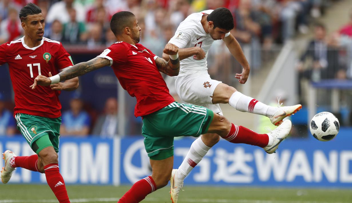 Gelandang Portugal, Goncalo Guedes, melepaskan tendangan saat melawan Maroko pada laga grup B Piala Dunia di Stadion Luzhniki, Moskow, Kamis (20/6/2018). Portugal menang 1-0 atas Maroko. (AP/FMatthias Schrader)