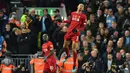 Gelandang Liverpool, Fabinho, merayakan gol yang dicetaknya ke gawang Manchester City pada laga Premier League di Stadion Anfield, Liverpool, Minggu (10/11). Liverpool menang 3-1 atas City. (AFP/Paul Ellis)