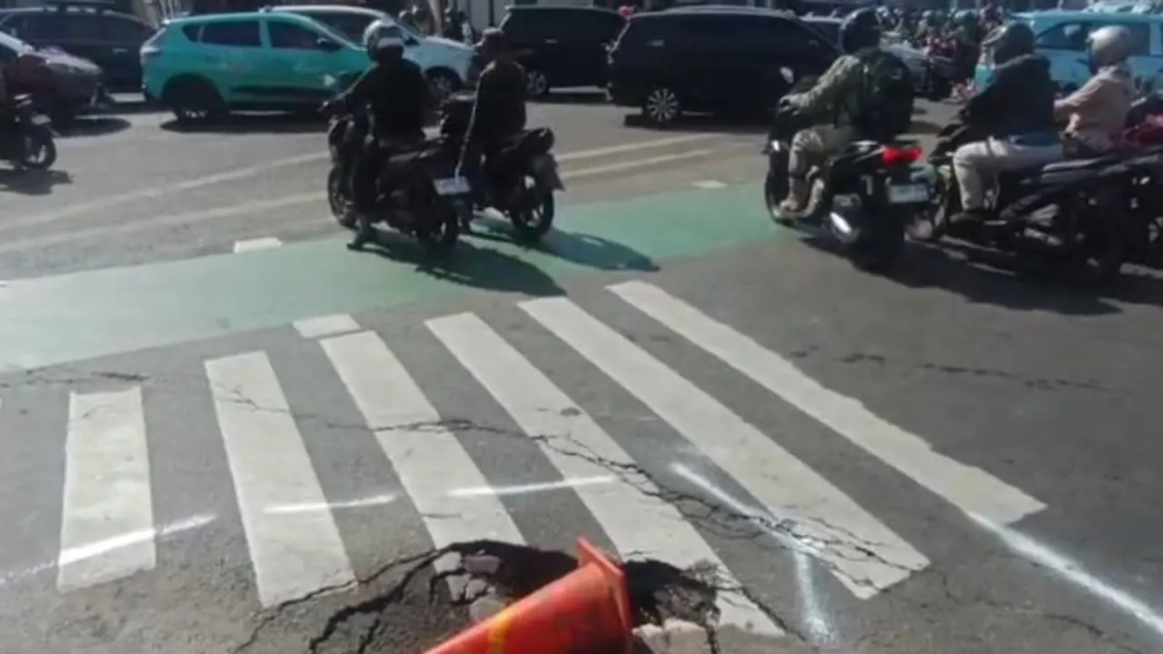 Jalan Ambles di Dewi Sartika Jaktim