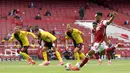 Striker Arsenal, Pierre-Emerick Aubameyang, mencetak gol lewat penalti ke gawang Watford pada laga Premier League di Stadion Emirates, Minggu (26/7/2020). Arsenal menang 3-2 atas Watford. (AP photo/ Rui Vieira, Pool)