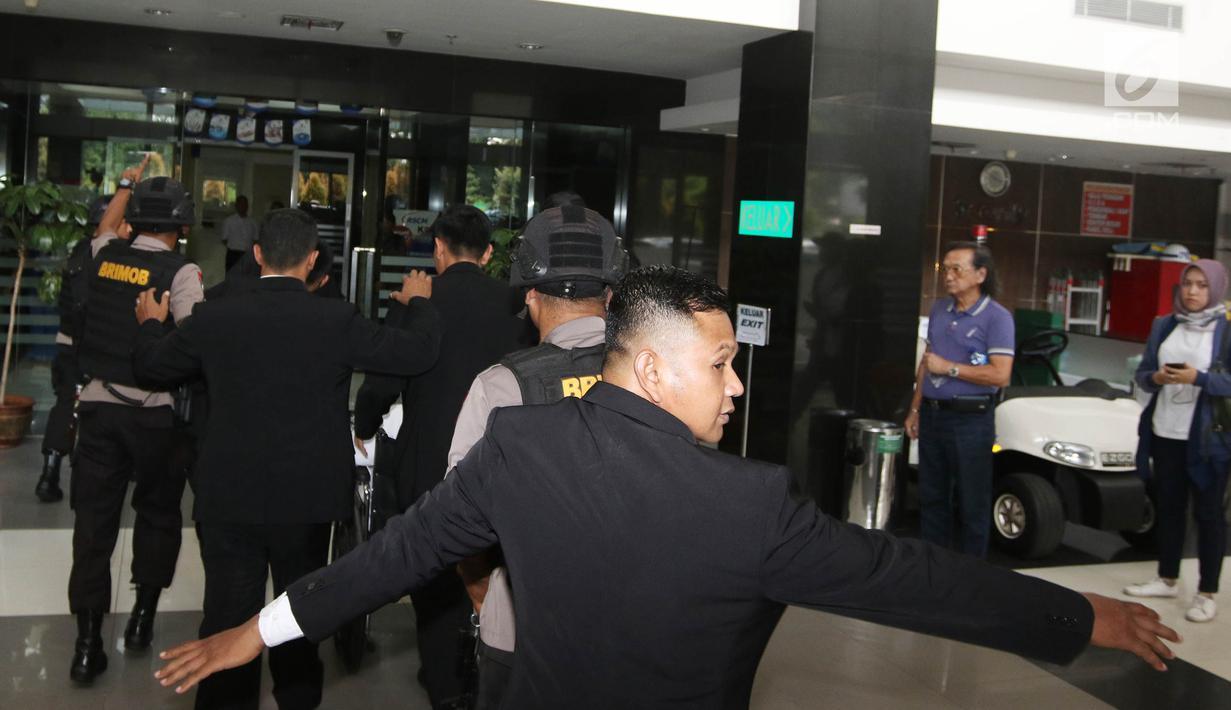 Petugas mengawal terpidana terorisme Abu Bakar Baasyir saat menjalani pemeriksaan di RSCM, Jakarta, Senin (16/4). Baasyir akan menjalani pemeriksaan berkaitan dengan penyakit chronic venous insufficiency (CVI) bilateral. (Liputan6.com/Arya Manggala)