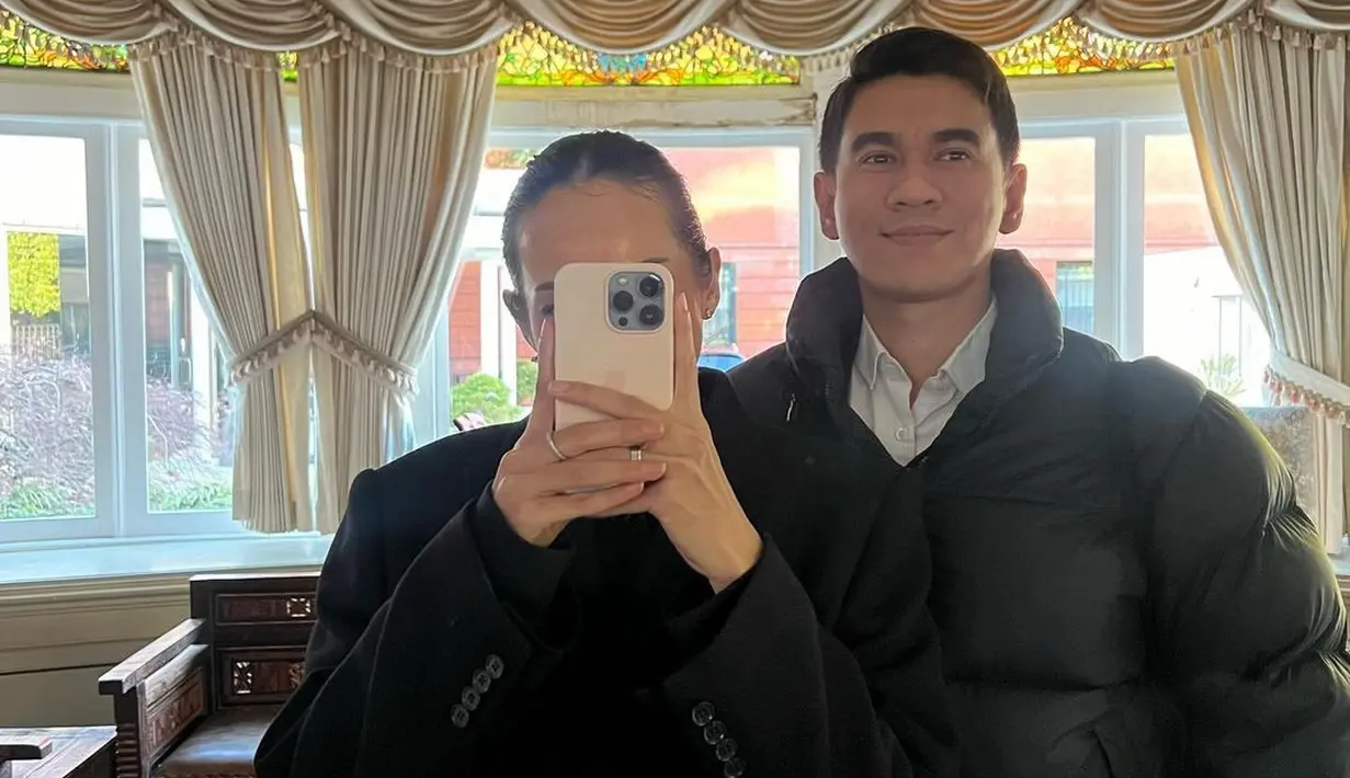 Sedangkan di mirror selfie lainnya terlihat Enzy berpose bersama sang suami. Molen tampil gagah mengenakan sebuah puffer jacket yang juga berwarna hitam, serasi dengan penampilan Enzy. [Foto: Instagram/enzystoria]