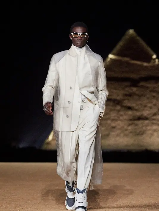 Koleksinya hadir dengan statement items seperti suits, jackets, coats, sepatu boots, hingga multimedia helmets. Dok/Dior.