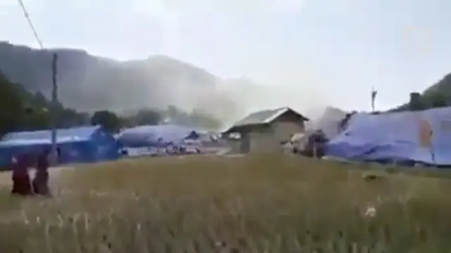 Angin puting beliung terjadi di Lombok Utara. Puluhan warga berhamburan menyelamatkan diri. Pusaran angin merobohkan beberapa tenda dan hunian sementara pengungsi.