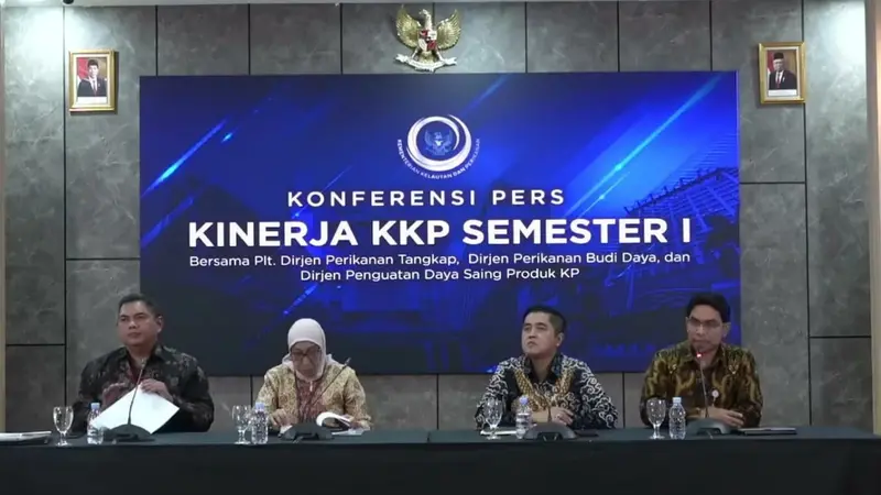 Direktur Kapal Perikanan dan alat penangkapan Ikan Kementerian Perikanan dan Kelautan (KKP) Mochamad Idnillah, dalam konferensi pers Capaian Kinerja KKP Semester I-2024, di Kantor KKP, Jakarta, Jumat (26/7/2024). (Tira/Liputan6.com)