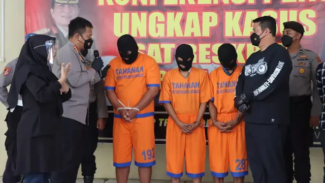 3 Tersangka pelaku perkosaan anak tiri di Sidoarjo. (Dian Kurniawan/Liputan6.com).