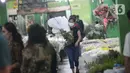 Warga membeli bunga potong di Pasar Rawa Belong, Jakarta, Jumat (29/10/2021). Para pedagang bunga di Pasar Bunga Rawa Belong mulai kembali mendapatkan pembeli dengan skala besar untuk acara-acara pernikahan atau acara besar lainnya. (Liputan6.com/Johan Tallo)
