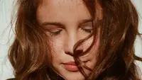 Tren Makeup Bulu Mata Basah yang Cocok untuk Riasan Minimalis