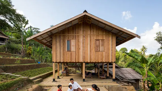 Model Rumah Panggung Sederhana yang Cocok di Lahan Miring (AI)