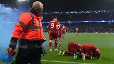 Pemain Liverpool Mohamed Salah (kanan) bersama rekannya Sadio Mane melakukan sujud syukur saat melakukan selebrasi usai mencetak gol ke gawang Manchester City dalam pertandingan Liga Champions di Etihad Stadium (10/4). (AFP/Paul Ellis)