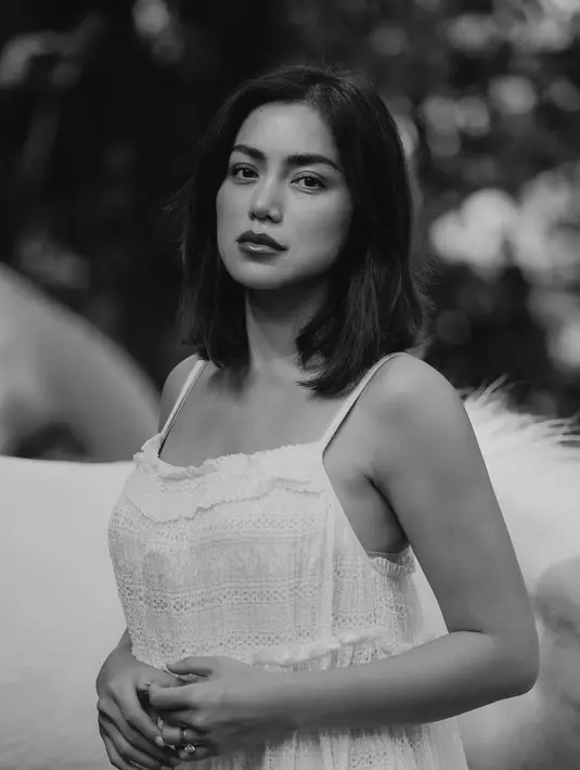 Sekedar informasi, sekitar setahun Jessica menjadi korban penipuan rekan bisnisnya. Total kerugiannya sekitar Rp 9,8  miliar. Tak juga menemui titik terang kasusnya, perempuan yang beberapa tahun ini tinggal di Bali itu membuat surat terbuka untuk Presiden RI, Jokowi. [Instagram/inijedar]
