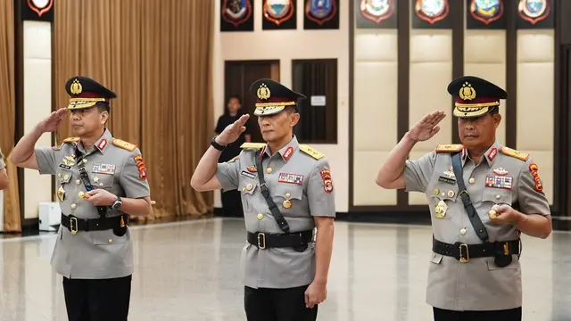 Kapolri memimpin upacara serah terima jabatan (sertijab) Kepala Korps Lalu Lintas (Kakorlantas) Polri dan tiga kepala kepolisian daerah (Kapolda) di Rupattama Mabes Polri. (Liputan6/Zahraa Devana)